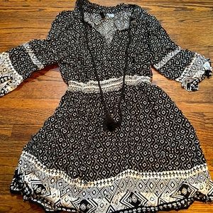 H & M - black & white tribal print dress/cover up / Size 8